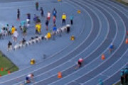 【動画】 世界陸上400mレース中に選手の息子が飛び出し、暴れ馬の如く跳ねあげ必死に修正するも再度はみ出て最下位でフィニッシュ
