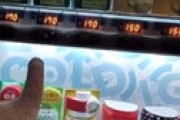 【動画】 ホームレスさん、自販機でタダでジュースが出てくるという最先端の裏技を披露し衝撃走るｗｗ