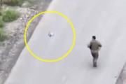 【動画】ドローン爆弾のキャッチには成功したのに落として爆発させてしまうロシア兵。