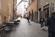 【画像】イタリアのとある街の風景なんだが、お前らこれを小説であらわすならどう描写する？