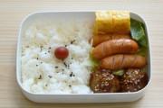 会社で嫁の手作り弁当をモソモソ食べてる奴って貧乏臭くね？
