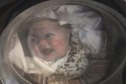 赤ちゃんが洗濯機の中で回ってる！ネットで話題となった一枚の写真、その真相は？