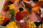 外国人「5000円超えのチラシ寿司弁当を見てくれ！食べられる花まで入ってた！」