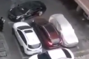 車に戻って囲まれてたらこうなる。駐車スペースの前と後ろに車を止められたら・・・。海外の反応