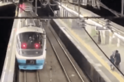 【クズ鉄】悪質撮り鉄が深夜の駅ホームに侵入し回送電車を止めてしまう…乗務員ブチギレ