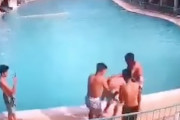 【衝撃映像】ぐるぐるバットをしてプールに突き落とされた少年が溺死。
