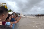 【動画】台風14号が迫る銭塘江を見学していた中国人たちが（ノ∇`）