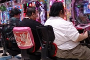 パチンコ座ってすぐ爆連すると大体隣がウンザリして文句吐いて止めてくから既存の客離れを防ぐにはもっと環境面に目を向けるべき