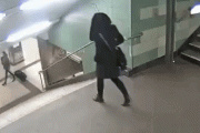 【gif】駅で女を蹴るとビンが出てくる人間自販機が登場→フェミ発狂