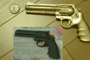 【画像】100均のリボルバーを黄金銃に塗装したったｗｗｗｗ