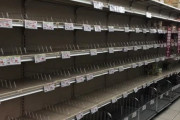 【台風19号接近】インスタント食品や水を買い込む人が殺到…スーパーの棚から商品が消える (画像)