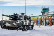 フィンランド陸軍が空港周辺での防衛訓練を実施…レオパルド戦車部隊が防衛！