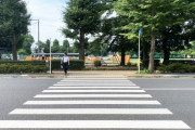 信号の無い横断歩道で歩行者が渡ろうとしてるのに止まらない車とバイクｗｗｗｗｗ