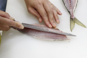 識者「魚を3枚におろして料理できたら自炊中級者です」
