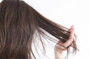 長い髪の毛の抜け毛に困っていて、本気で坊主頭にしようか悩んでいる。