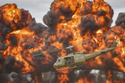 大迫力の爆炎！ベトナム時代の戦闘捜索救助ミッションを再現