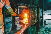 1500度もある鉄の溶解炉に落ちた男性、体半分を床に残してしまう・・・・・
