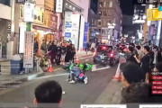 【悲報】渋谷ハロウィンさん、ウィリーが下手くそすぎてタクシーに突っ込む