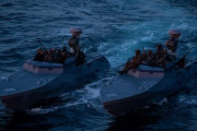 ポーラーダガー作戦の一環として戦闘艇から隠密上陸訓練を実施するネイビーシールズ隊員！