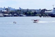 【動画】バンクーバーで水上飛行機とボートが衝突してしまう事故。2人負傷。