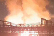 【動画】 京浜東北線 赤羽駅北側で大きな炎が上がる火事　構内にも煙が充満 「火柱すごい」「目の前で屋根の骨組み崩れた」「また赤羽火事」