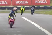 【動画】スーパーバイク最終戦で最速の男が最速で勝利のポーズをした結果（笑）