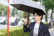 【マジ注意】「今は男性も日傘を差すのが普通ですよ」、同僚「いらん！男が日傘とかカッコ悪い！」　→　日傘を拒否した男性が体調悪化、悲惨すぎる末路に…男女問わず日傘しろ！