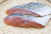 客｢生秋鮭の切身買ったら寄生虫が入ってた?｣鮮魚ワイ｢そすか?｣