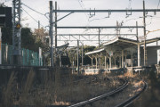 【北陸の怖い話】蛍光灯がぼんやりと灯っている無人駅。古い家が建つ住宅街。何かがおかしい…