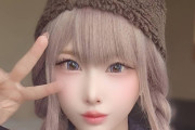 来店中にイヤホンして動画を見ながらパチスロを打つ女性演者さん現る