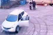 【動画】ペダルを踏み間違えた日産ジューク乗りが女性2人をはねてしまう事故。1人死亡。