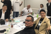 プロレスラーさん｢てめえこの野郎！｣｢生きて帰れると思うな！｣｢ぶっつぶしてやる！｣控え室のドアｶﾞﾁｬｰ