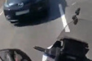 【動画】 バイク乗りさん 「あぶねぇ！ 対向車とちょっと接触した…」 ⇒ 足を見てみたらまさかの… 衝撃動画が話題に