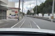 カーブの先から路面電車が逆走で突っ込んでくる高知市の道路、難易度高すぎる
