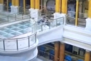 【事故】それはひどい。中国のショッピングモールで起きた罠すぎる事故の映像。