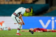 【ポルトガル代表】王者ポルトガル、EURO敗退…ロナウドはキャプテンマークを叩きつける