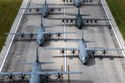 日米加韓4ヶ国のC-130輸送機がエレファントウォーク…クリスマス・ドロップ作戦に参加！