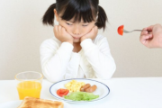 3歳の娘が私の料理だと頑なに野菜を食べない。今日は「ご飯なに食べたい？」と聞いただけで「ママ怖い」と言われてしまった。
