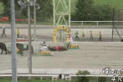 【蹴られずにくつろぐｗ】ばんえい競馬　人気馬がゴール直前で転がって寝るｗｗｗｗ