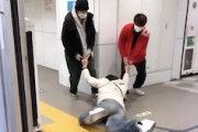 【動画】東西線日本橋駅のおじさん対若者2人の喧嘩動画が人気に。