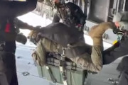 【動画】大きなコンテナを抱えてエアボーンさせられる人、ちょっと怖すぎるｗｗｗ