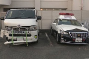 パトカーがサイレンを鳴らしながら信号無視してワゴン車と衝突