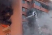 【動画】 横浜市旭区若葉台 若葉台団地で火事　黒煙と炎が激しく噴出、怪我人も　緊急車両26台出動もまだ鎮火せず