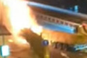 【動画】 首都高 駒形PA付近でトレーラーが爆発・大炎上 ⇒ 車外に避難した運転手がトラックに轢かれ死亡 「死体転がってる」