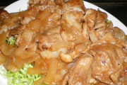 【単身赴任】おかずトータル400円。パックの豚肉と玉ねぎ炒めて、仕上げは「焼き肉のたれ」、けっこううめーわｗ