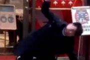 【動画】パチンコで全額失ったおっさん、店の前で咽び泣く