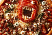 【画像】ピザ屋「せや、ハロウィン仕様のピザ作ったろ！ｗ」→結果・・・
