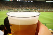 【悲報】球場のビール一杯800円←これｗｗｗｗｗｗｗ