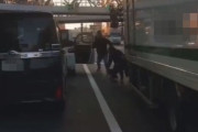 【動画】大阪の道路上で殴り合いを始める人達の動画がやべえ
