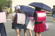 「日傘はダメ」保護者から疑問の声、学校は「手がふさがるから危ない」と謎の言い訳